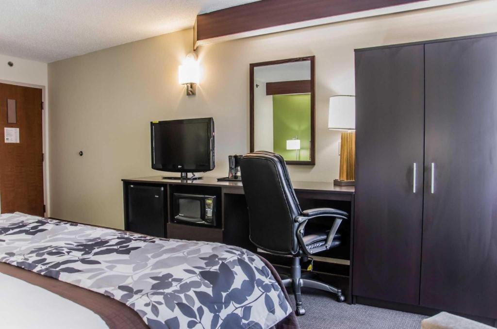 Sleep Airport - Billy Graham Parkway Hotel 2*