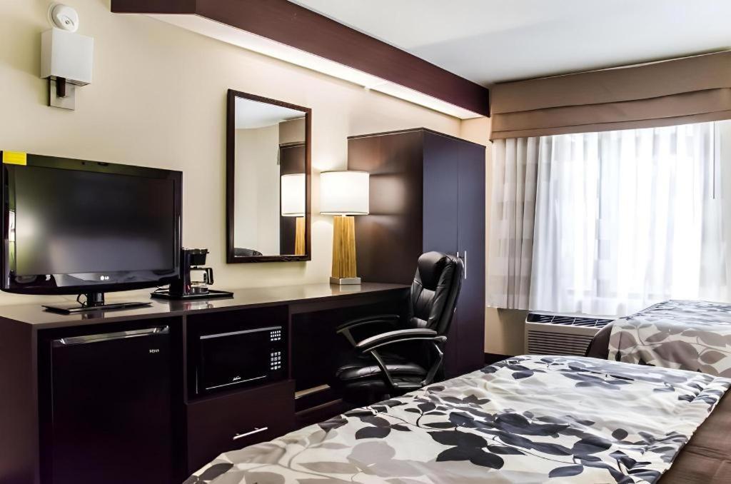 Sleep Airport - Billy Graham Parkway Hotel