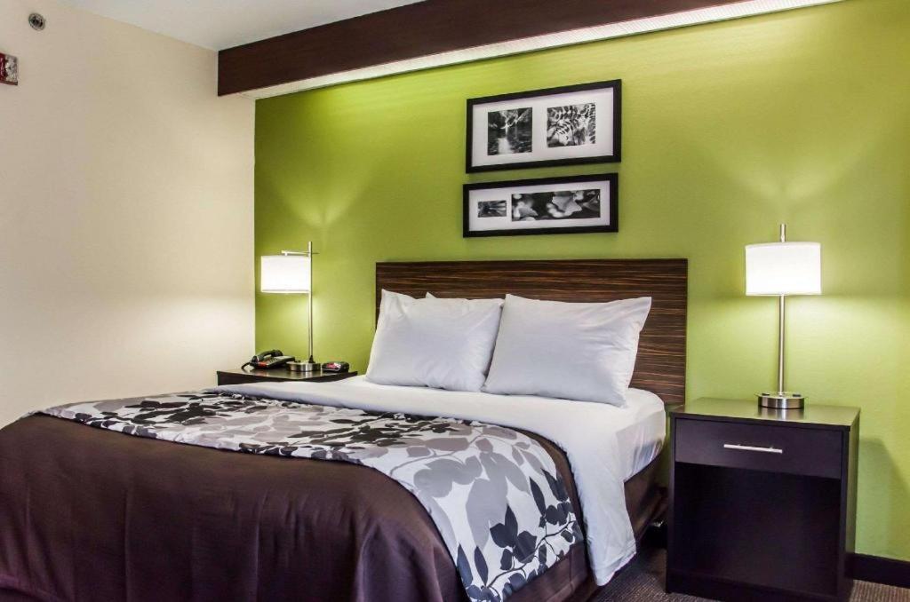 Sleep Airport - Billy Graham Parkway 2*