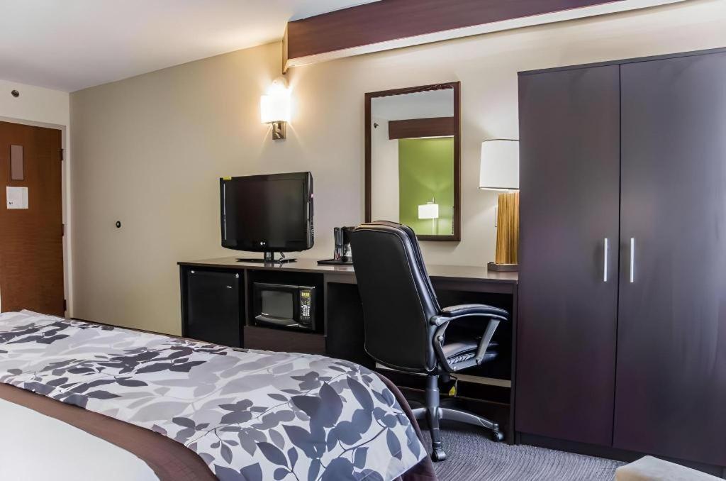 Hotel Sleep Airport - Billy Graham Parkway