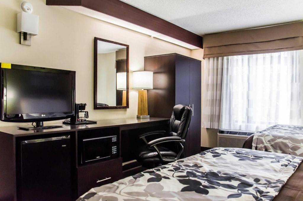 Hotel Sleep Airport - Billy Graham Parkway 2*